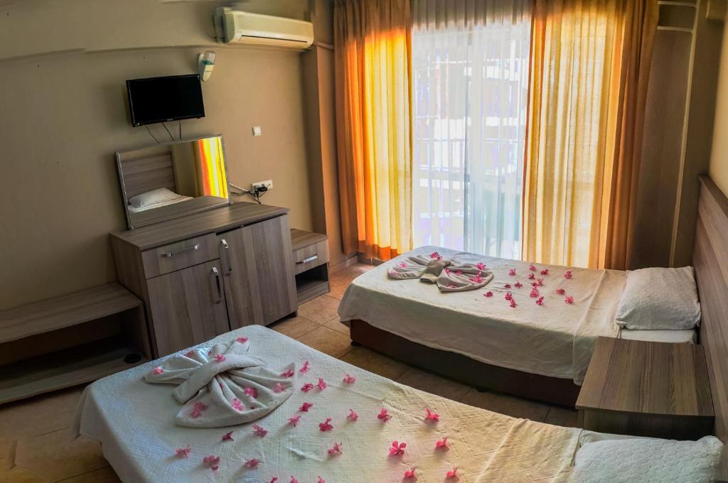 Postel nebo postele na pokoji v ubytování Kartel Hotel