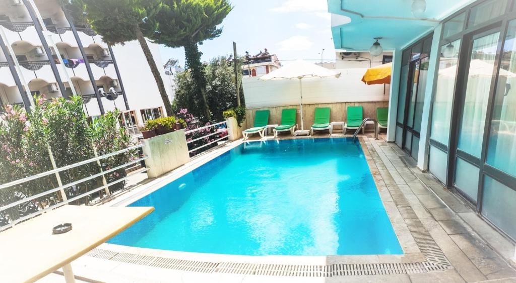 Bazén v ubytování Kartel Hotel nebo v jeho okolí