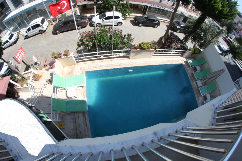 Bazén v ubytování Kartel Hotel nebo v jeho okolí