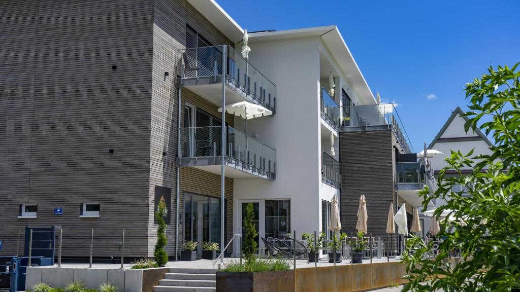 um edifício de apartamentos com duas varandas em Hotel Kapelle em Radolfzell am Bodensee