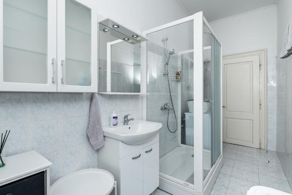 Kúpeľňa v ubytovaní Apartment Martini - Bacvice beach