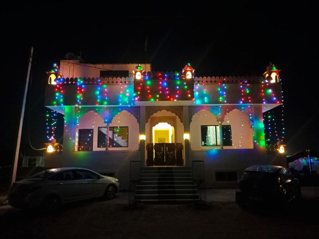 dom z lampkami świątecznymi w nocy w obiekcie The Vantage Haveli w mieście Sawai Madhopur