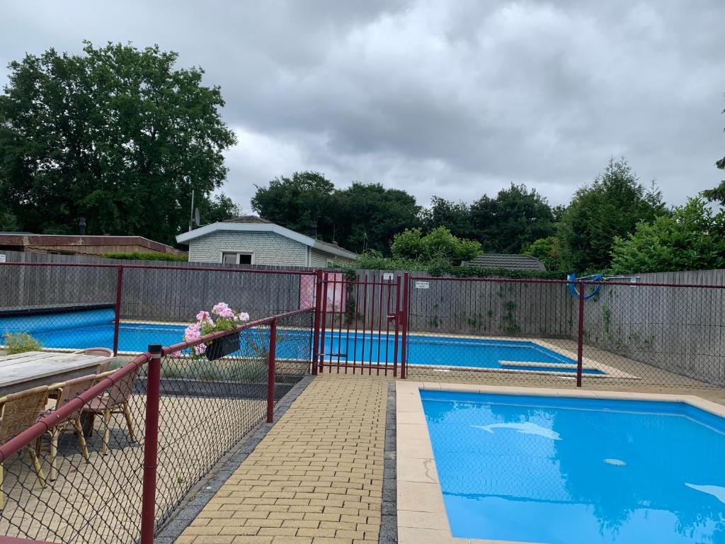 Bazén v ubytování Chalet Moderna Putten nebo v jeho okolí