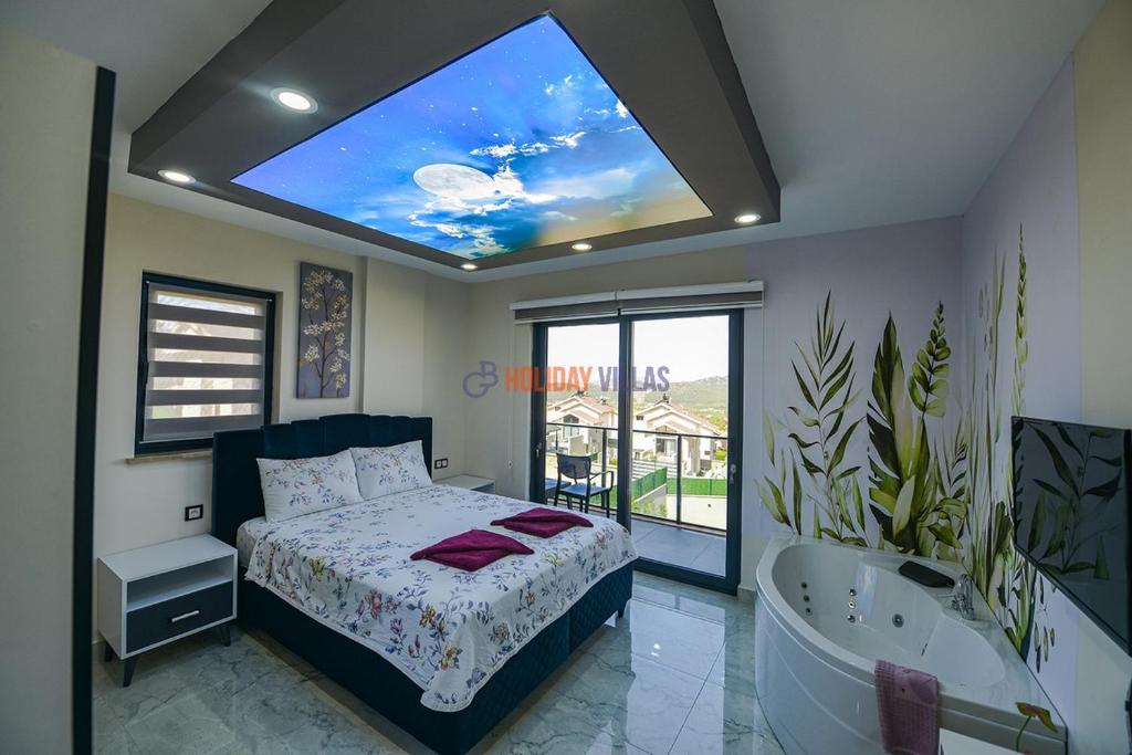 um quarto com uma cama, uma banheira e uma janela em SEA ESTA VILLA 4 em Fethiye