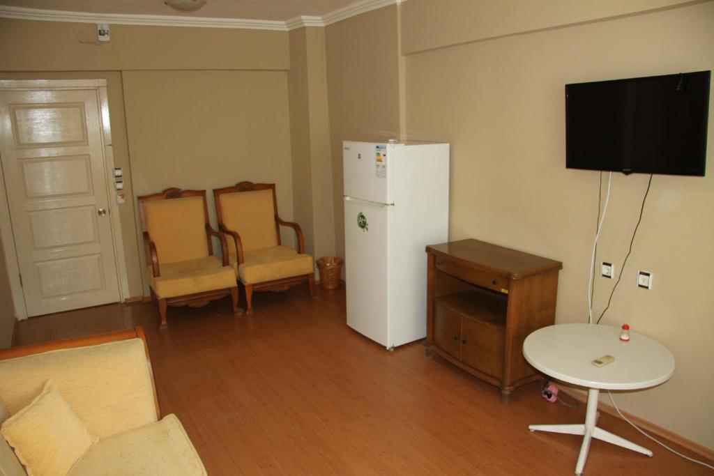 TV a/nebo společenská místnost v ubytování Kartel Hotel