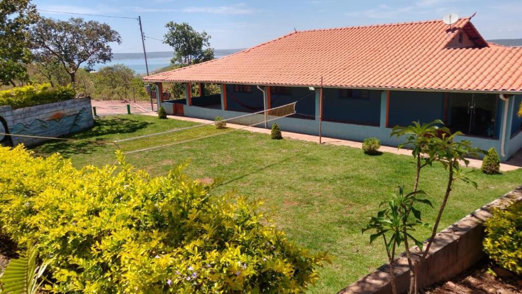 a house with a large yard with a grass yard at Recanto Malop in Três Marias