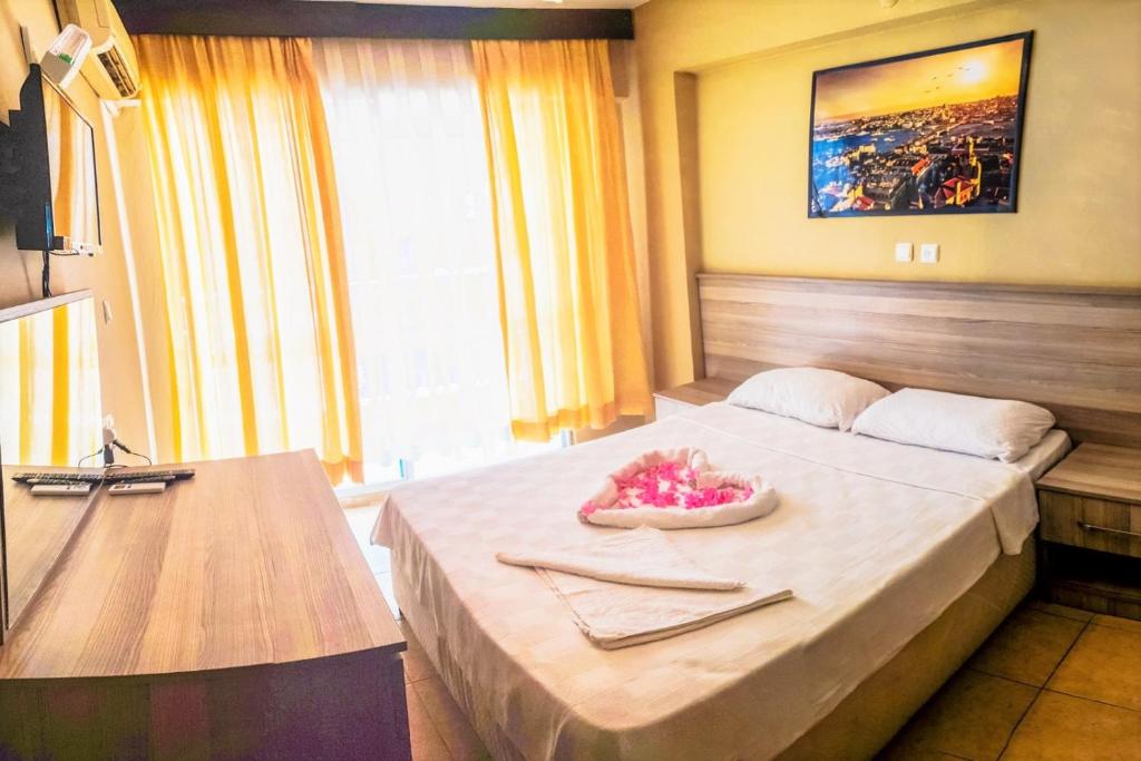 Postel nebo postele na pokoji v ubytování Kartel Hotel