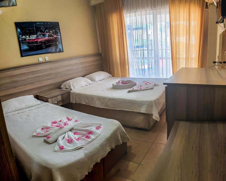 Postel nebo postele na pokoji v ubytování Kartel Hotel