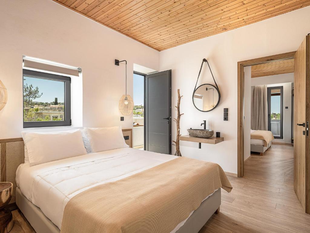Posteľ alebo postele v izbe v ubytovaní SivasZen Luxury Villa, with Heated Pool & Spa Whirlpool, By ThinkVilla