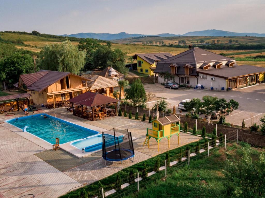 una vista aérea de un complejo con piscina en Complex Stefanesti, en Bozovici