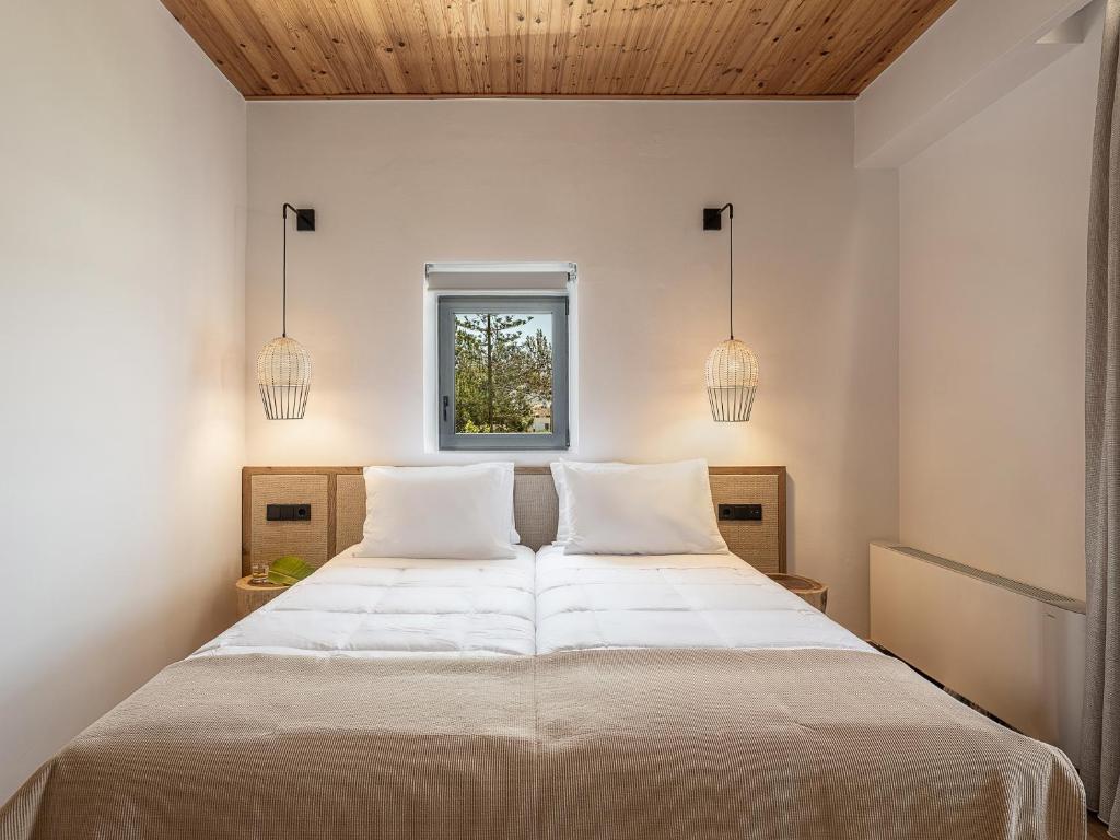 Posteľ alebo postele v izbe v ubytovaní SivasZen Luxury Villa, with Heated Pool & Spa Whirlpool, By ThinkVilla