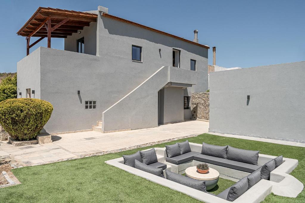 Posedenie v ubytovaní SivasZen Luxury Villa, with Heated Pool & Spa Whirlpool, By ThinkVilla