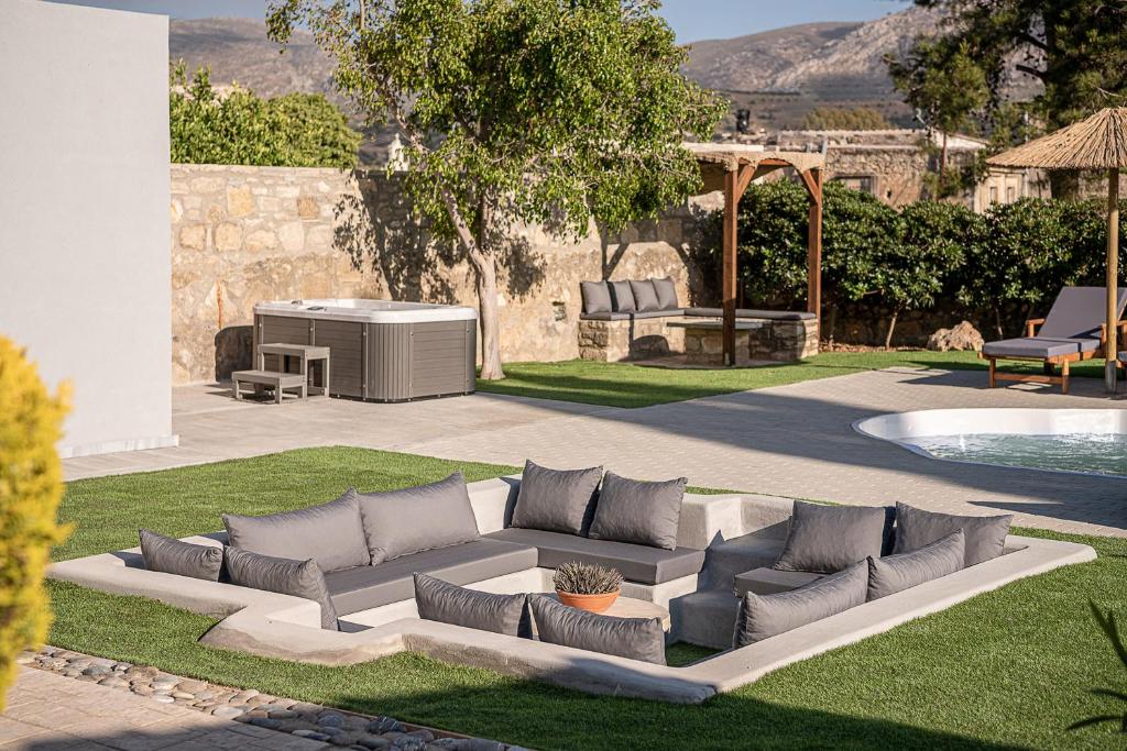 Posedenie v ubytovaní SivasZen Luxury Villa, with Heated Pool & Spa Whirlpool, By ThinkVilla