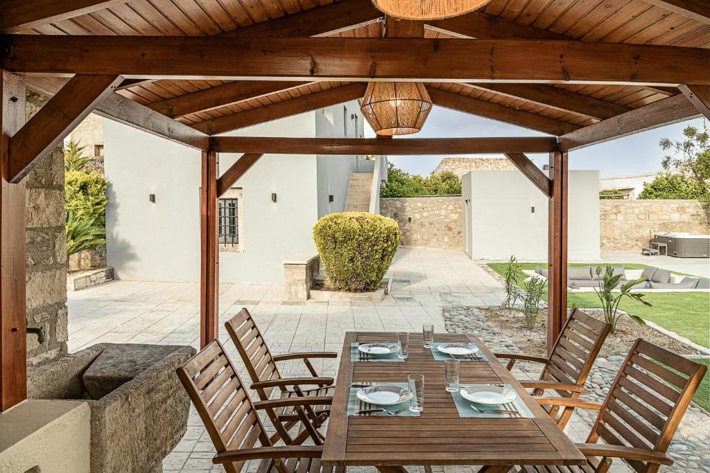 Patio alebo iná vonkajšia časť ubytovania SivasZen Luxury Villa, with Heated Pool & Spa Whirlpool, By ThinkVilla