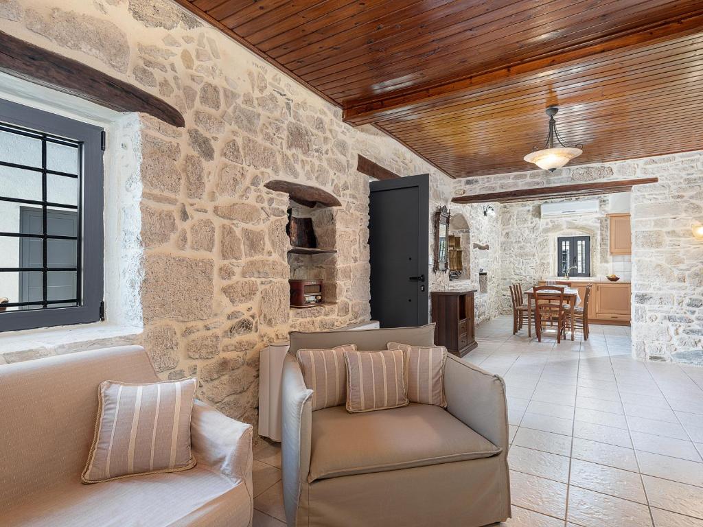 Posedenie v ubytovaní SivasZen Luxury Villa, with Heated Pool & Spa Whirlpool, By ThinkVilla