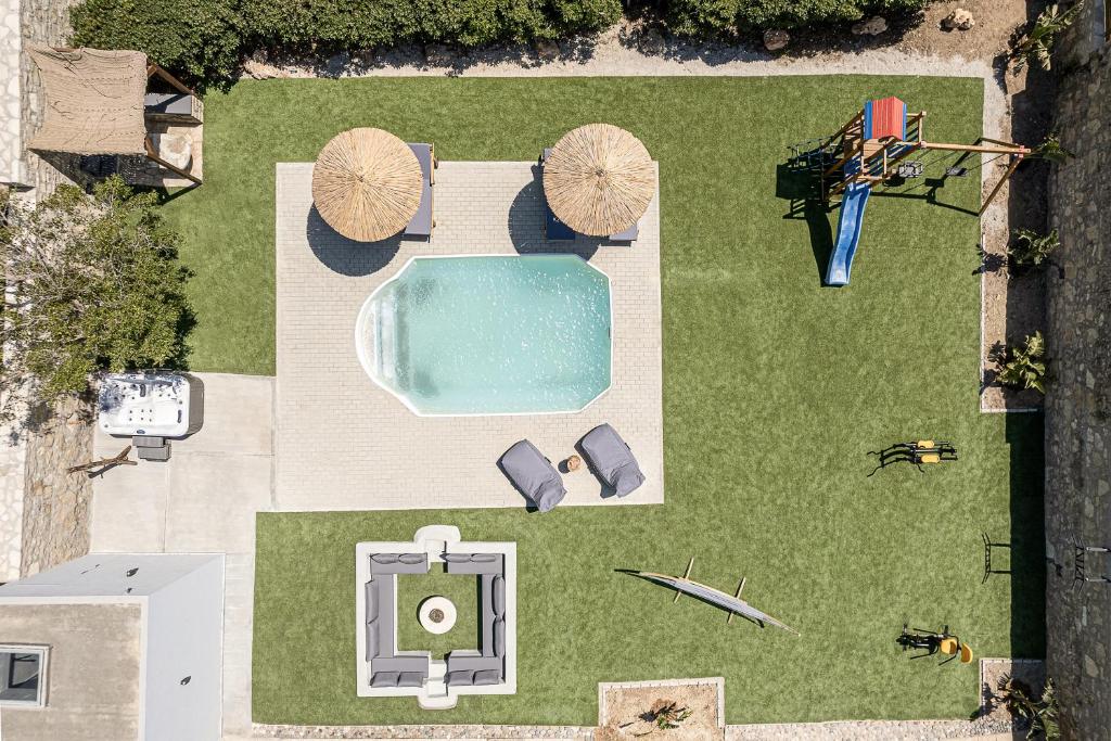 Bazén v ubytovaní SivasZen Luxury Villa, with Heated Pool & Spa Whirlpool, By ThinkVilla alebo v jeho blízkosti