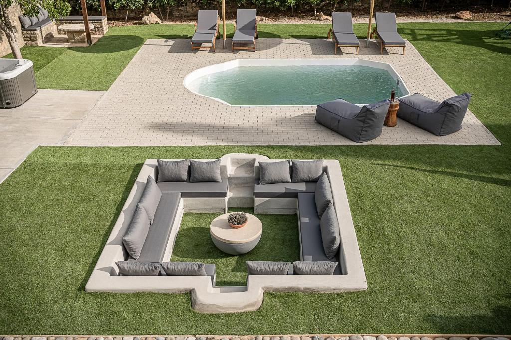 Vonkajšia záhrada v ubytovaní SivasZen Luxury Villa, with Heated Pool & Spa Whirlpool, By ThinkVilla