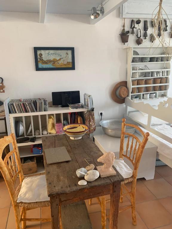Telewizja i/lub zestaw kina domowego w obiekcie Anna s House in Chora