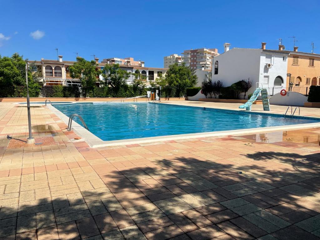 uma piscina com escorrega numa cidade em Adosado con piscina y tenis em Benicàssim