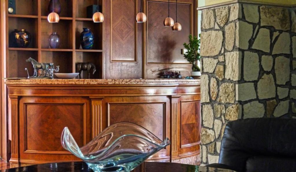 una cocina con armarios de madera y un tazón de cristal sobre una mesa en Erania, en Sala Consilina