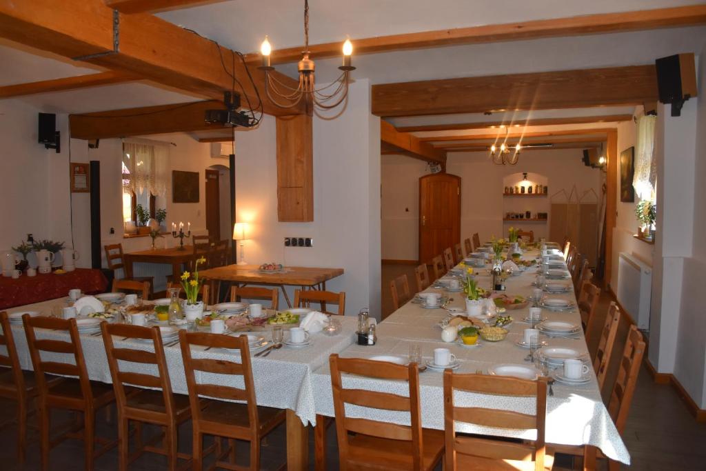 Reštaurácia alebo iné gastronomické zariadenie v ubytovaní Gosciniec Pod Debem