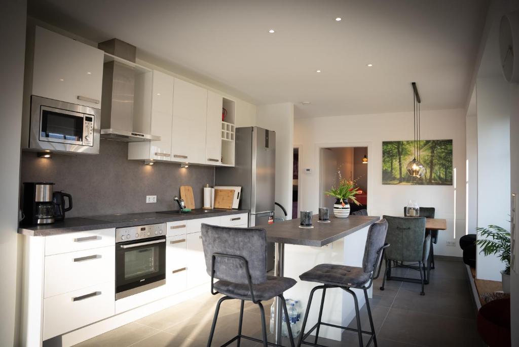 a kitchen with a table and chairs in a room at Ferien an der Eiche in Schermbeck