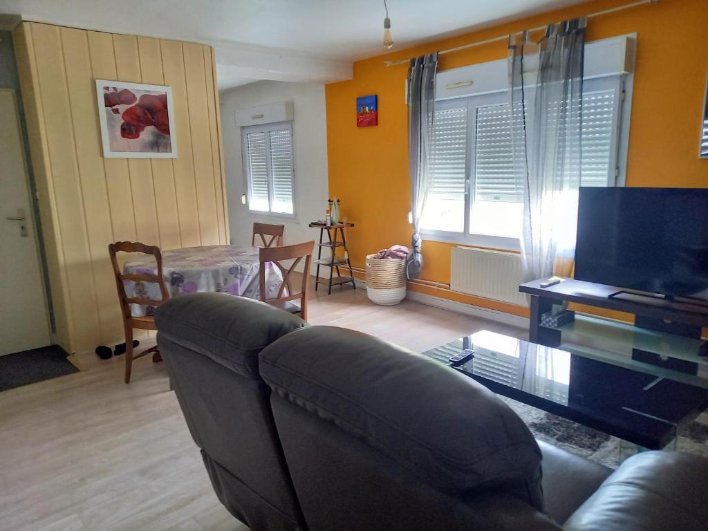 un salon avec un canapé et une télévision dans l'établissement la Loire douceur de vivre, à Blois