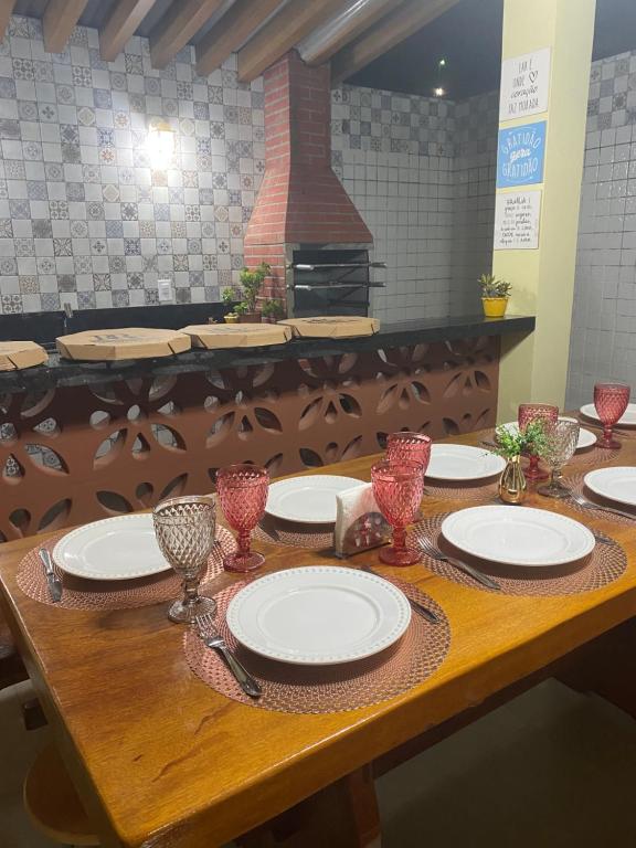 Restaurant o un lloc per menjar a Casa ACONCHEGO no Centro de Bananeiras.