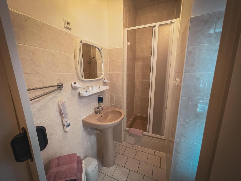 Bagno di Hotel Apartment Faraon