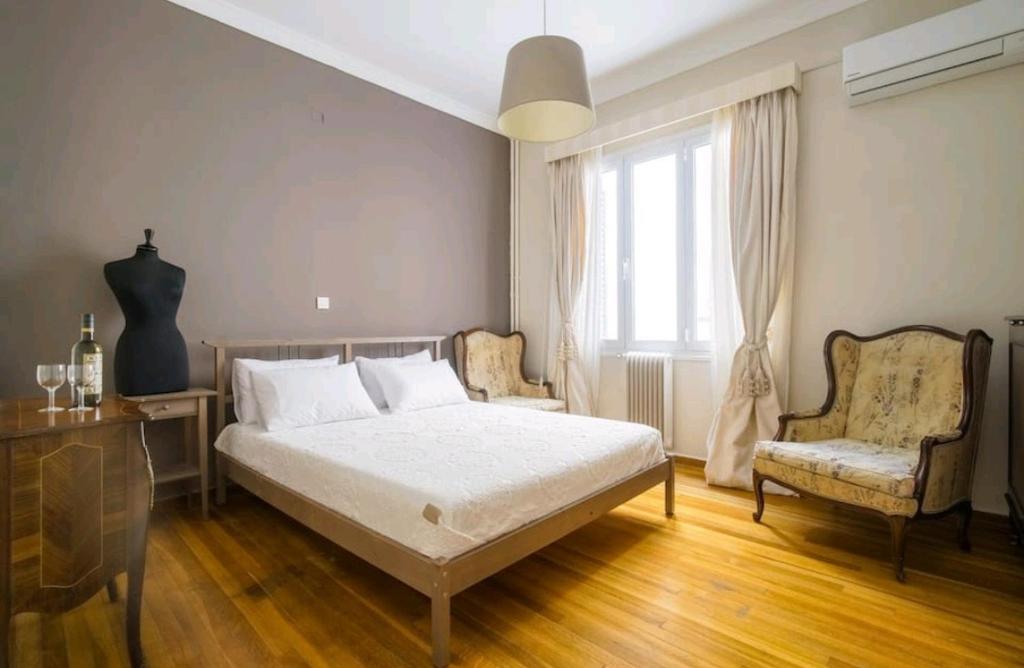 Кровать или кровати в номере Emporikon Apartment Steps From Historic Center