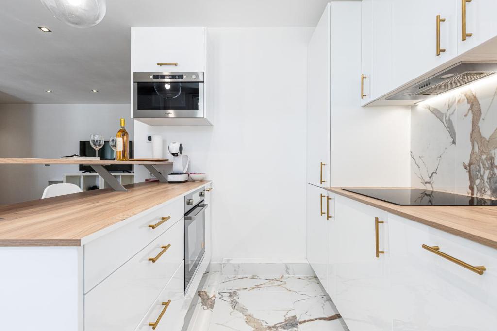 Cuisine ou kitchenette dans l'établissement LA CASA REINE JEANNE- CENTRAL prés de la gare - WIFI - PARKING - Neuf ET CONFORT