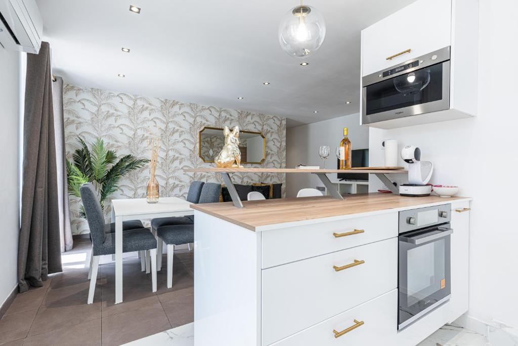 Cuisine ou kitchenette dans l'établissement LA CASA REINE JEANNE- CENTRAL prés de la gare - WIFI - PARKING - Neuf ET CONFORT