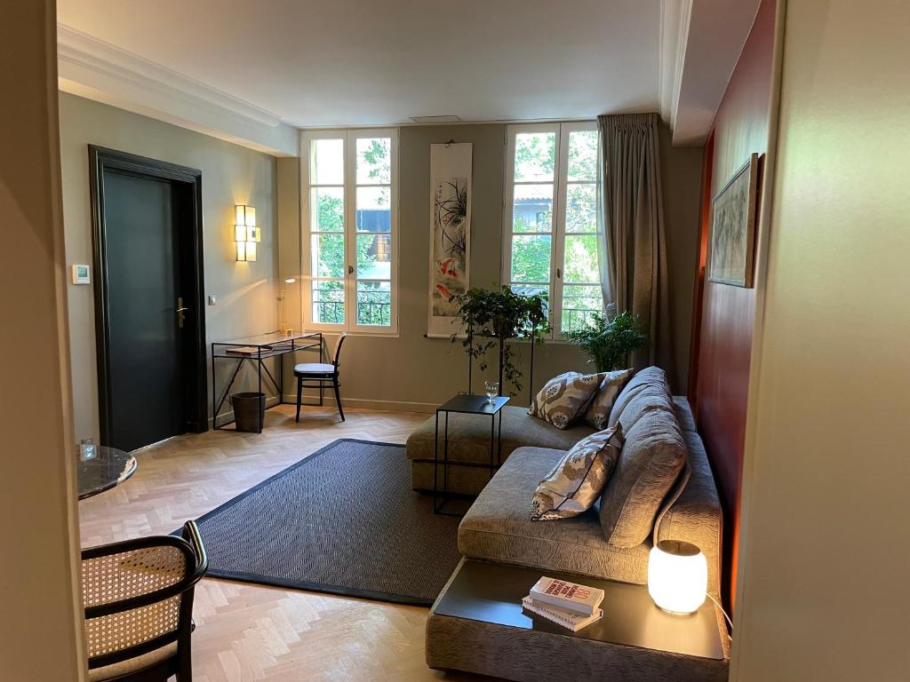 a living room with a couch and a table at Villa Amara in Aix-en-Provence