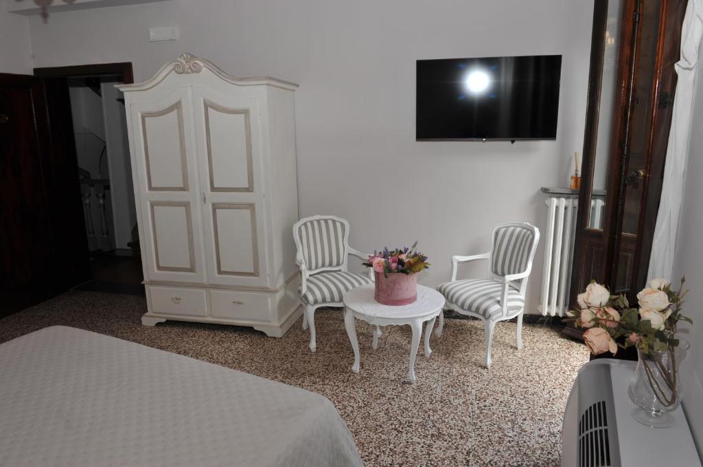 Dimora Sotto la Rocca - Double Room With Balcony