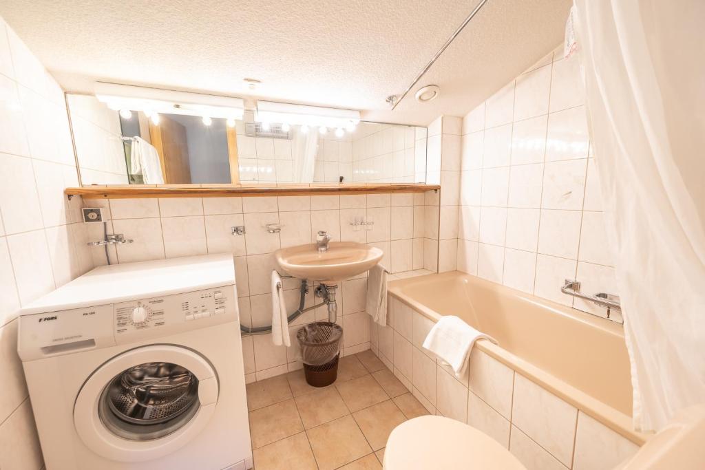 La salle de bains est pourvue d'un lave-linge et d'un lavabo. dans l'établissement Eden Resort Anzère, à Anzère