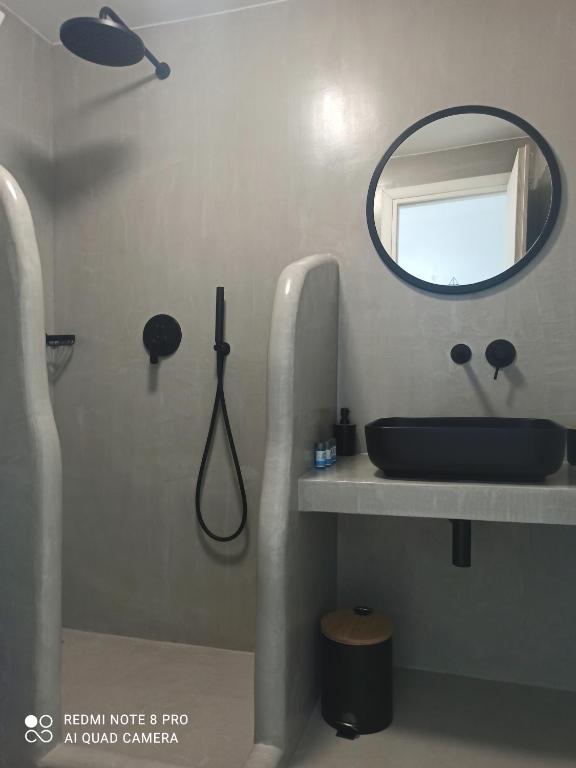 Uma casa de banho em Bourbos Summer Rooms