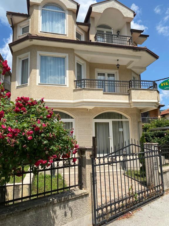 una casa grande con una valla delante en Vila Luka, en Ohrid