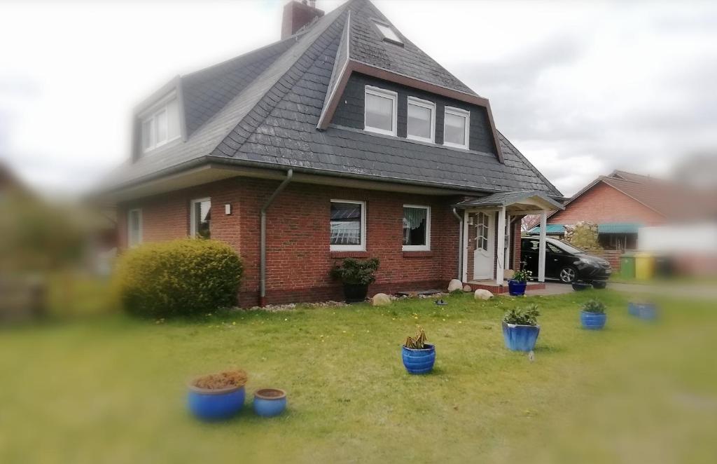 a house with blue potted plants in front of it at Haus Ferchen in Enge-Sande