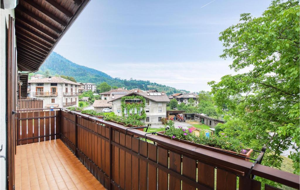 balcón con vistas a la ciudad en Amazing Apartment In Comano Terme With House A Mountain View, en Comano Terme