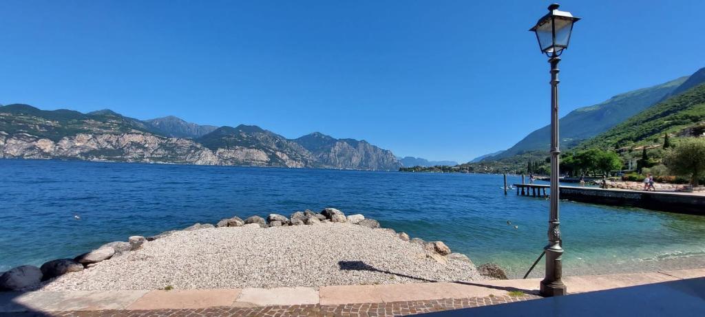 Światło uliczne obok wody w obiekcie CASA TOTI w mieście Malcesine