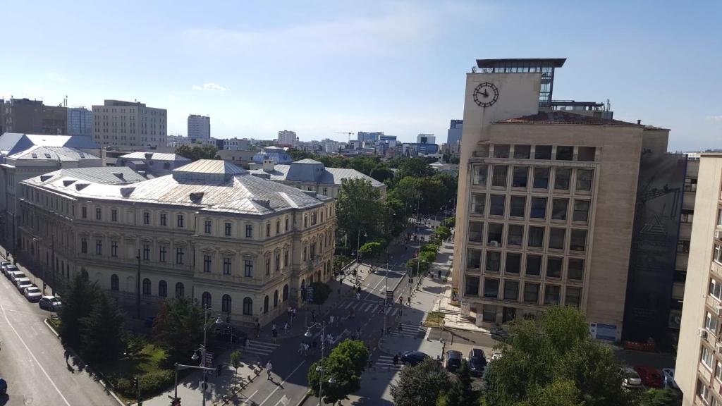 una vista aérea de una ciudad con una torre de reloj en Calea Victoriei Studio en Bucarest