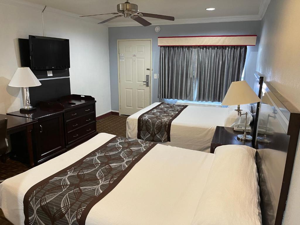 Hollywood Guest Inn - Standard Queen Room With Two Queen Beds