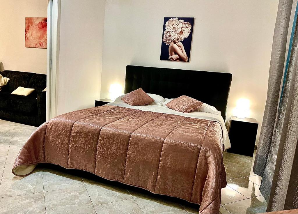 sypialnia z dużym łóżkiem i brązowym kocem w obiekcie La casa di Silvy w Genui