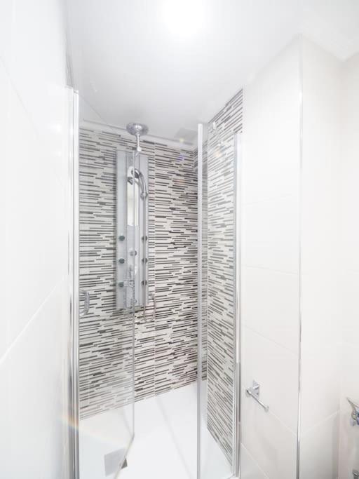 A bathroom at La Biblioteca Gijón