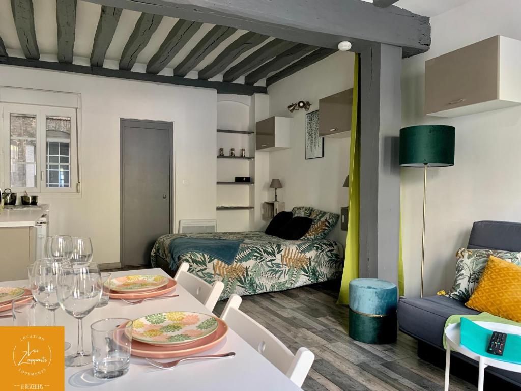 een eetkamer en een woonkamer met een tafel en stoelen bij ~~ LE DESCELIERS ~~ Centre Dieppe in Dieppe