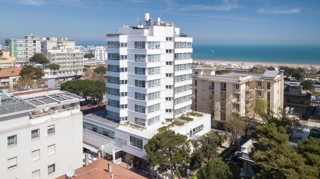 une vue aérienne sur une ville avec des bâtiments dans l'établissement Hotel Cristallo, à Riccione