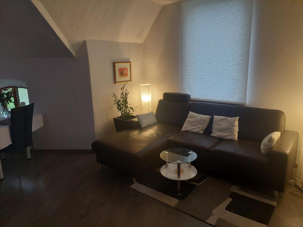 - un salon avec un canapé et une table dans l'établissement Modernes Apartment in Minden am Hauptbahnhof, à Minden