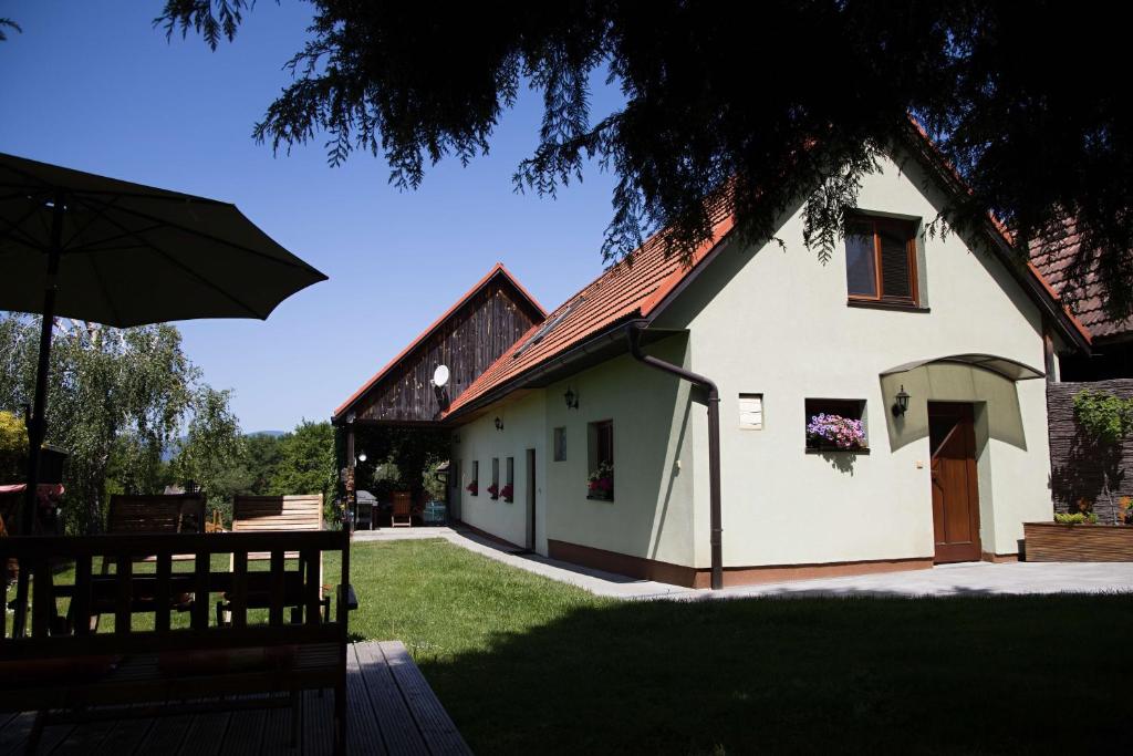 Trstené的住宿－Privat Mako，一座白色的大建筑,有红色的屋顶