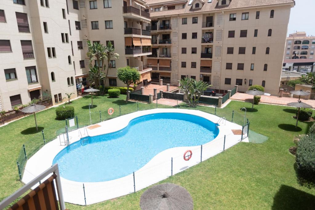 una vista aérea de una piscina en un patio de apartamentos en Sabinillas, Duplex con piscina a 300 metros de la playa, en Manilva