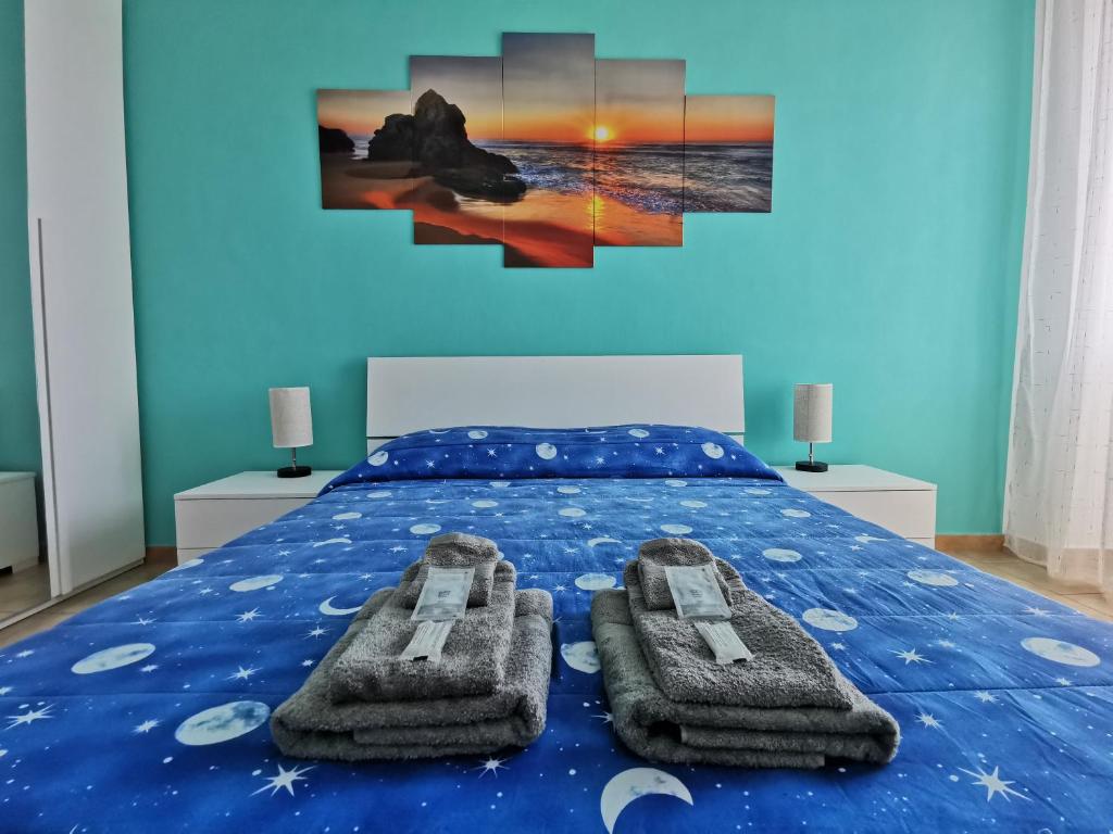 um quarto com uma cama com duas toalhas em HappyHome, Belissimo appartamento in Torino em Turim